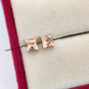 Pendientes de botón de oro de 14k con morganita sintética, talla princesa.