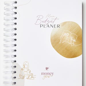 Puede incluir: Un planificador blanco con espiral con las palabras "Mein Budget Planer" en una fuente cursiva. La portada presenta detalles dorados y rosas, incluido un círculo dorado con un dibujo lineal de una persona leyendo.