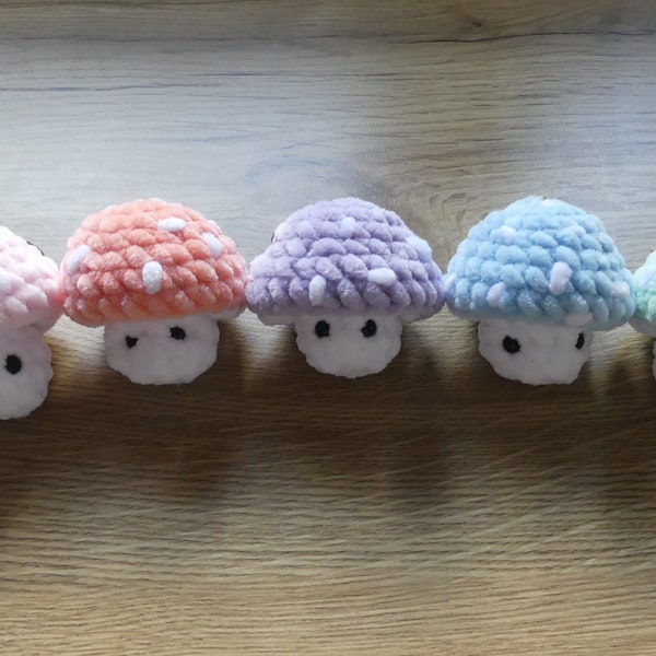 Porte clés champignon pop-up peluche en crochet amigurumi