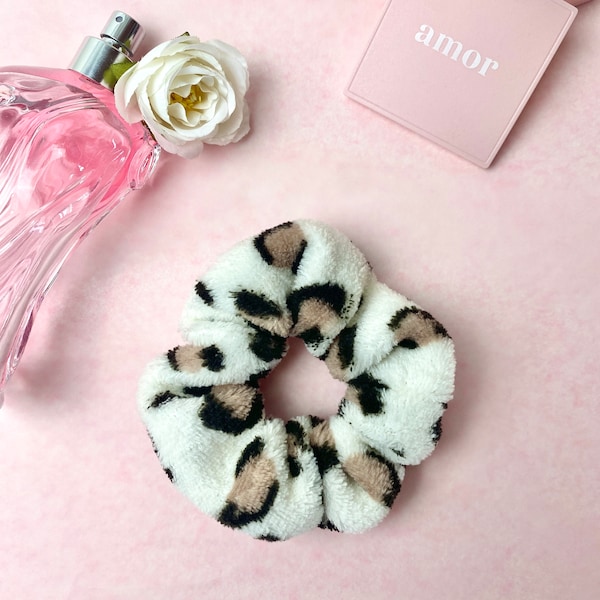 Handgemachte Scrunchies – Leo Print – Fleece – Haargummi