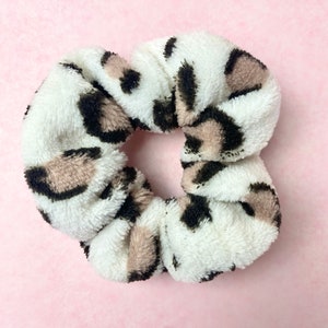 Handgemachte Scrunchies Leo Print Fleece Haargummi Bild 3