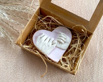 Keramik Herzen mit zwei haltenden Händen - Herz - Liebe - Geschenk - Muttertag - Muttertags Geschenk - Valentinstag