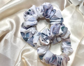 Scruchies - Handgemachte Scrunchie - Haargummi - Blumen - Blau - Blue Flower - Haaraccessoires