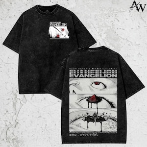 Peut inclure: T-shirt noir délavé avec un motif de la série animée Neon Genesis Evangelion. L'avant présente une petite image et du texte, l'arrière une grande illustration avec du texte japonais.