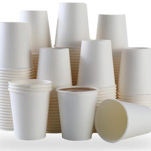 Bicchieri di carta marrone Kraft con aspetto naturale per caffetterie ecologiche, bevande da asporto sostenibili e design minimalisti