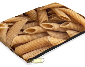 Könnte beinhalten: Rechteckiges Federmäppchen mit Nahaufnahme von ungekochten Penne-Nudeln. Die Nudeln sind hellbraun und bedecken die gesamte Oberfläche des Etuis. Ein schwarzer Reißverschluss mit goldfarbenem Zipper ist am Rand sichtbar.