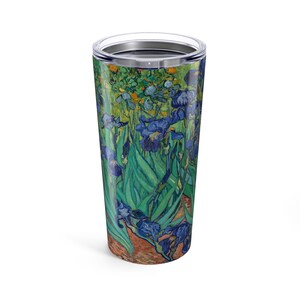 Peut inclure: Un gobelet de voyage en acier inoxydable orné d'une impression du tableau "Iris" de Vincent van Gogh. Le motif présente des iris bleus vibrants, un feuillage vert et un fond texturé, offrant une esthétique classique inspirée de l'art. Le gobelet a un couvercle argenté.
