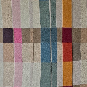 K&ouml;nnte beinhalten: Eine strukturierte Collage mit einem Rastermuster. Das Kunstwerk zeigt Quadrate und vertikale Streifen in verschiedenen Farben, darunter Rosa, Beige, Blau, Orange und Braun. Der Text "Collage by @junele.sandra" ist unten rechts sichtbar.