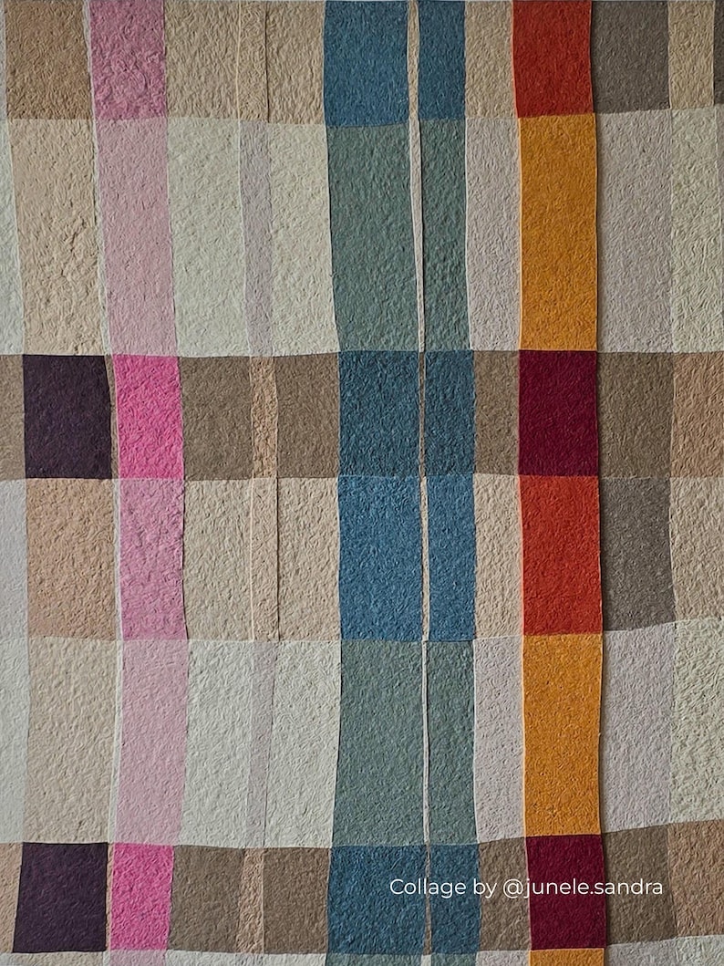 K&ouml;nnte beinhalten: Eine strukturierte Collage mit einem Rastermuster. Das Kunstwerk zeigt Quadrate und vertikale Streifen in verschiedenen Farben, darunter Rosa, Beige, Blau, Orange und Braun. Der Text "Collage by @junele.sandra" ist unten rechts sichtbar.