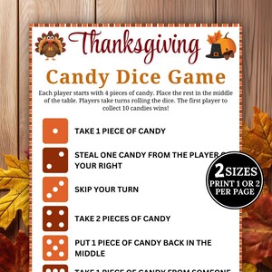 Könnte beinhalten: Druckbares Thanksgiving Candy Dice Game mit Anweisungen und Würfelergebnissen. Das Design zeigt einen Truthahn, einen Kürbis und Herbstblätter auf einem Holzgrund. Der Text enthält "2 Größen" und "Druck 1 oder 2 pro Seite".