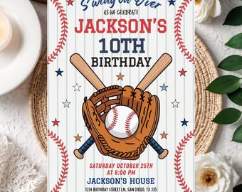 Könnte beinhalten: Baseball-Themen-Geburtstagseinladung mit dem Text "Swing on Over" und "Jacksons 10. Geburtstag". Das Design zeigt einen Baseball, einen Handschuh und Schläger mit roten, blauen und weißen Akzenten. Die Einladung enthält Veranstaltungsdetails und RSVP-Informationen.