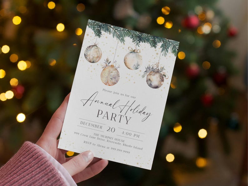 Pu&ograve; includere: Un invito bianco con un design ad acquerello di addobbi natalizi appesi a rami di pino. Il testo sulla carta recita "Unisciti a noi per la nostra festa annuale di Natale, 20 dicembre, 16:00, The Murphy House, 999 Crest Line Drive, Riverside, Rhode Island, RSVP ad Alena al 999 999 9999".
