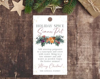 Può includere: Un'etichetta regalo bianca con glitter dorati e un'illustrazione ad acquerello di un pentolino di spezie natalizie. L'etichetta recita "HOLIDAY SPICE Simmer Pot" e include le istruzioni per preparare un pentolino di spezie. L'etichetta dice anche "Buon Natale!" e "THE LOWELL FAMILY".