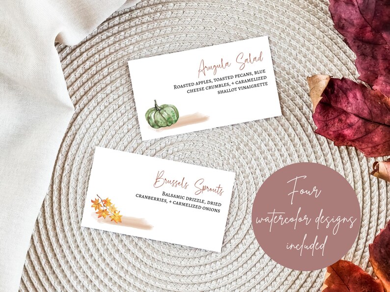 K&ouml;nnte beinhalten: Vier Aquarelldesigns f&uuml;r Lebensmitteletiketten mit Herbstmotiven. Die Designs beinhalten einen gr&uuml;nen K&uuml;rbis, Herbstbl&auml;tter und Text, der "Rucola-Salat" und "Rosenkohl" lautet.