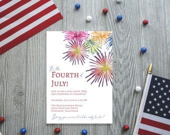 Puede incluir: Invitación a una fiesta del 4 de julio con fuegos artificiales, fiesta en la piscina y barbacoa. La fiesta será en The Maclaugherty House, 94726 Crestline Drive, Coronado, California el jueves 4 de julio a las 2:00 PM. La invitación presenta una ilustración colorida de fuegos artificiales.