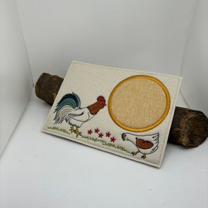 Filz Untersetzer  Hahn + Huhn, Tassenteppich bestickt, MugRug, Geschenk, Dekoration