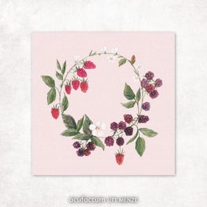 Könnte beinhalten: Quadratischer Druck mit einer Aquarellillustration eines Beerenkranzes. Der Kranz besteht aus grünen Blättern, weißen Blüten, roten Himbeeren und dunkelvioletten Brombeeren. Der Hintergrund ist hellrosa mit kleinen weißen Punkten. Der Text "acufactum UTE MENZE" steht unten.