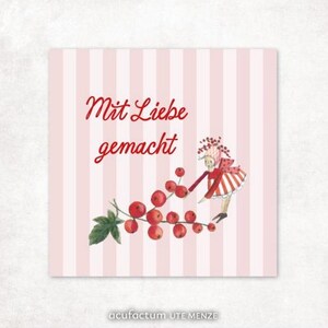 Könnte beinhalten: Quadratische Karte mit rosa-weiß gestreiftem Hintergrund. Der Text "Mit Liebe gemacht" in roter Schrift. Aquarell-Illustration einer Fee und roter Beeren.