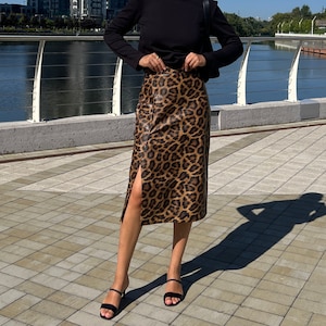 Kunstlederrock - Wilder Leoparden Print Midirock für stilvolle Outfits - angesagtes Modegeschenk für Animal Print Liebhaber