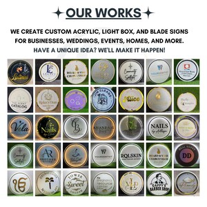 Puede incluir: Una colecci&oacute;n de treinta y cinco letreros circulares de acr&iacute;lico personalizados con varios logotipos, nombres y gr&aacute;ficos de empresas. Los letreros se muestran en una cuadr&iacute;cula, exhibiendo tipograf&iacute;a y dise&ntilde;os variados.