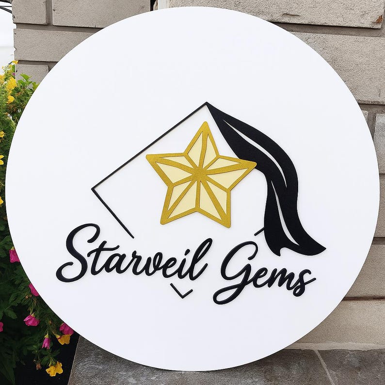 Może przedstawiać: Biały, okrągły znak z napisem "Starveil Gems" w czarnym skrypcie. Złota gwiazda znajduje się w czarnym kwadracie, z czarnym kształtem przypominającym pi&oacute;ro. Znak jest prawdopodobnie dla firmy lub marki.