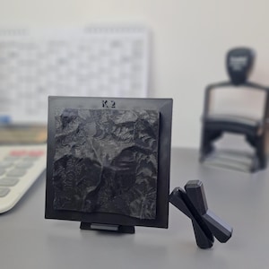 Modello di montagna in miniatura K2 / Decorazione da scrivania Karakorum / Regalo per arrampicata in Pakistan / Scultura topografica / Arte per amanti della montagna / Regalo per escursioni