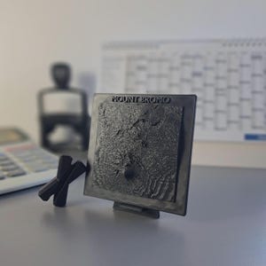 Modello del vulcano Bromo / Decorazione da scrivania Indonesia / Regalo da viaggio Giava / Decorazione vulcanica / Regalo per gli amanti della montagna / Scultura topografica nera