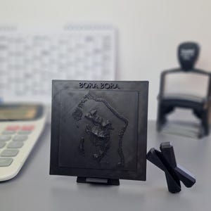 Modèle de l'île de Bora Bora | Décoration de bureau Polynésie française | Art topographique tropical | Cadeau Ocean Island | Sculpture de l'île noire | Cadeau de voyage