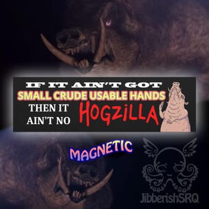 Könnte beinhalten: Ein schwarzer magnetischer Aufkleber mit dem Text "IF IT AIN'T GOT SMALL CRUDE USABLE HANDS THEN IT AIN'T NO HOGZILLA." Der Aufkleber zeigt auch eine Cartoon-Schwein-Illustration und das Wort "MAGNETIC".