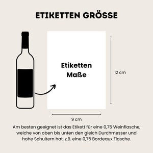 May include: A black and white illustration of a wine bottle with a label. The label is 9 inches wide and 12 inches tall. The text "Etiketten Ma&szlig;e" is written in black on a white background. The text "Am besten geeignet ist das Etikett f&uuml;r eine 0,75 Weinflasche, welche von oben bis unten den gleich Durchmesser und hohe Schultern hat. z.B. eine 0,75 Bordeaux Flasche." is written below the illustration.