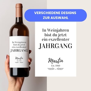May include: A brown wine bottle with a white label featuring black text that reads "In Weinjahren bist du jetzt ein exzellenter Jahrgang" and "Martin Est. 1960". A blue banner above reads "VERSCHIEDENE DESIGNS ZUR AUSWAHL".