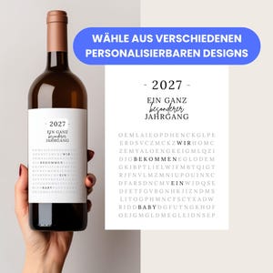 May include: A brown wine bottle with a white label featuring the year "2027" and German text. A second sheet of paper displays the same text and a word search. A blue banner at the top reads "WÄHLE AUS VERSCHIEDENEN PERSONALISIERBAREN DESIGNS".