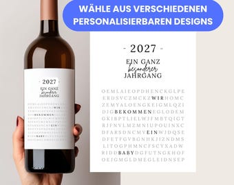 May include: A brown wine bottle with a white label featuring the year "2027" and German text. A second sheet of paper displays the same text and a word search. A blue banner at the top reads "WÄHLE AUS VERSCHIEDENEN PERSONALISIERBAREN DESIGNS".