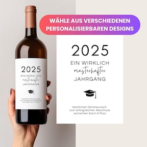 Könnte beinhalten: Ein weißes Weinflaschenetikett mit schwarzem Text, der "2025 Ein Wirklich Masterhafter Jahrgang" und ein Abschlusskappen-Symbol lautet. Der Text darunter lautet "Herzlichen Glückwunsch zum erfolgreichen Abschluss wünschen Karin & Paul".