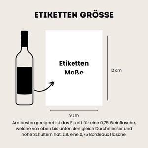 May include: Black and white illustration of a wine bottle with a label. The label is 9 inches wide and 12 inches tall. The text "Etiketten Ma&szlig;e" is written on the label. The text "Am besten geeignet ist das Etikett f&uuml;r eine 0,75 Weinflasche, welche von oben bis unten den gleich Durchmesser und hohe Schultern hat. z.B. eine 0,75 Bordeaux Flasche." is written below the illustration.