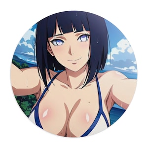 Puede incluir: Pegatina redonda con una ilustración de estilo anime de una mujer con pelo corto negro y ojos azules. Lleva un bikini blanco y azul. El fondo muestra un cielo azul y agua.