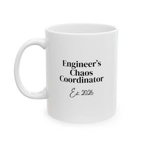 Taza Coordinador del Caos para Ingenieros (Est. 2026) - 443 ml (15 oz) Regalo profesional para ingenieros