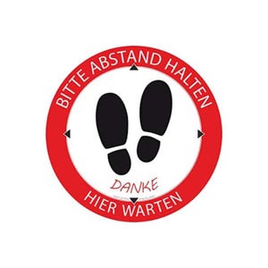 Könnte beinhalten: Runder Fußbodenaufkleber in Rot und Weiß mit dem Text "Bitte Abstand Halten" und "Danke Hier Warten". Der Aufkleber hat zwei schwarze Fußabdrücke in der Mitte.