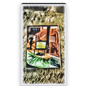 Op de afbeelding: Een artistiek schilderij met een sc&egrave;ne met een figuur, stoel en raam. Het kunstwerk heeft een getextureerde uitstraling met een kleurenpalet van groen, bruin en geel. De tekst "avoiding people" is zichtbaar.
