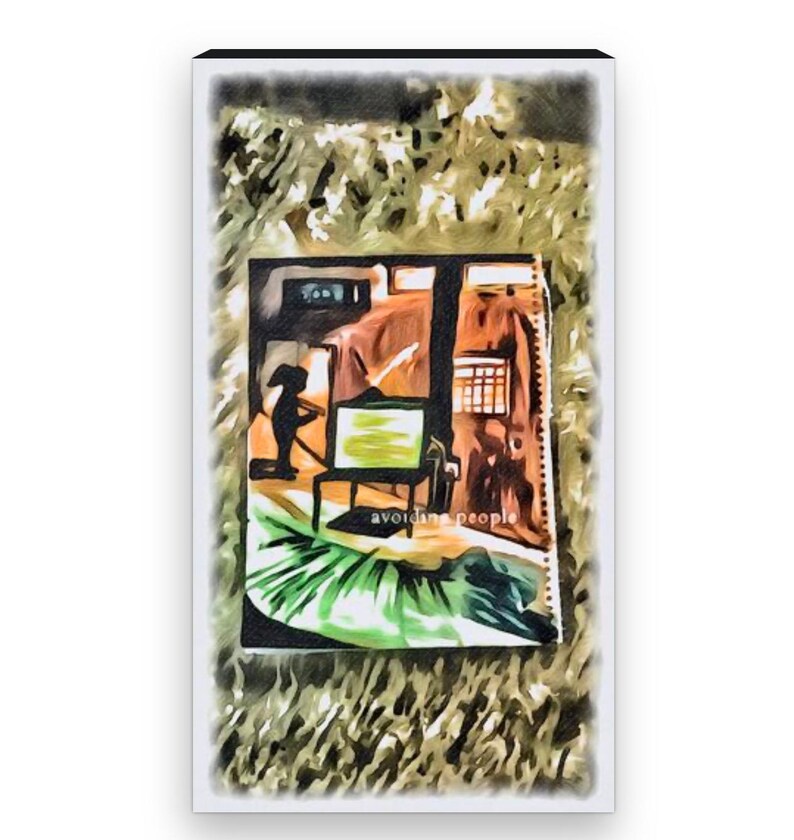 Op de afbeelding: Een artistiek schilderij met een sc&egrave;ne met een figuur, stoel en raam. Het kunstwerk heeft een getextureerde uitstraling met een kleurenpalet van groen, bruin en geel. De tekst "avoiding people" is zichtbaar.