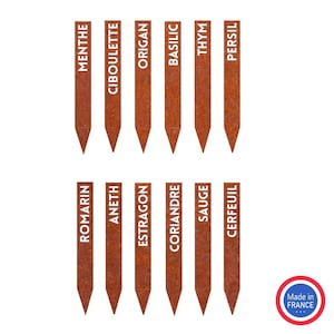 Puede incluir: Conjunto de 12 marcadores de plantas de metal color óxido con letras blancas. Los marcadores están etiquetados con los nombres de las hierbas en francés: Romarin, Menthe, Aneth, Ciboulette, Estragon, Origan, Coriandre, Basilic, Sauge, Thym, Cerfeuil, Persil. Hecho en Francia.