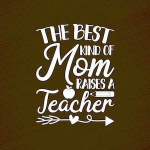 Peut inclure: Texte blanc sur fond marron : « THE BEST KIND OF Mom RAISES A Teacher ». Une pomme et un crayon sont inclus. Le design est complété par une flèche et un cœur.