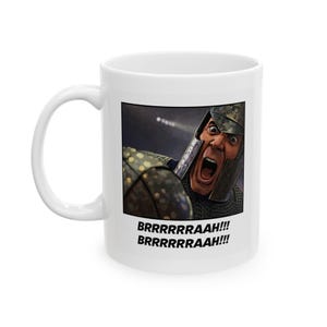 Op de afbeelding: Witte keramische mok met een schreeuwende middeleeuwse ridder en de tekst "BRRRRRRAAAH!!!" in het zwart. De ridder draagt een helm en maliënkolder. De mok heeft een gebogen handvat.