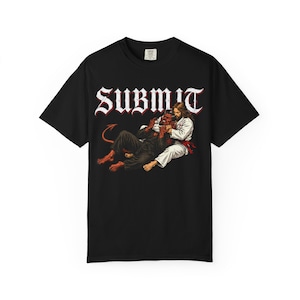 Könnte beinhalten: Schwarzes T-Shirt mit dem Wort "SUBMIT" in weißer gotischer Schrift. Die Grafik zeigt eine Figur in einem weißen Gi, die mit einem roten Dämon kämpft. Der Dämon trägt einen schwarzen Gi.