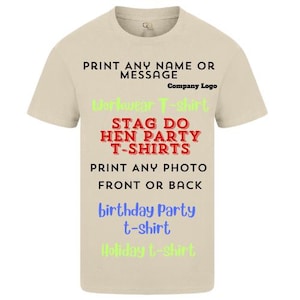 Pu&ograve; includere: Una maglietta beige con il testo "PRINT ANY NAME OR MESSAGE" e "Company Logo" in alto. Il testo "Workwear T-shirt", "STAG DO HEN PARTY T-SHIRTS", "PRINT ANY PHOTO FRONT OR BACK", "birthday Party t-shirt" e "Holiday t-shirt" &egrave; stampato sulla maglietta.