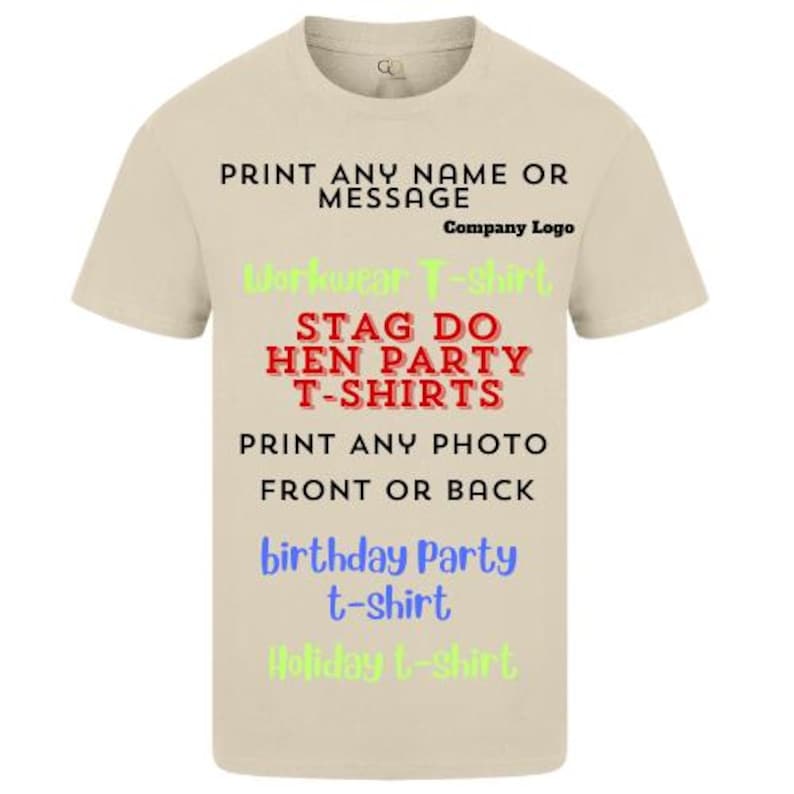 Pu&ograve; includere: Una maglietta beige con il testo "PRINT ANY NAME OR MESSAGE" e "Company Logo" in alto. Il testo "Workwear T-shirt", "STAG DO HEN PARTY T-SHIRTS", "PRINT ANY PHOTO FRONT OR BACK", "birthday Party t-shirt" e "Holiday t-shirt" &egrave; stampato sulla maglietta.