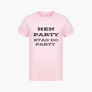 Pu&ograve; includere: Maglietta rosa con testo nero che dice "Hen Party Stag Do Party"