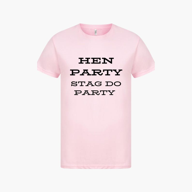 Pu&ograve; includere: Maglietta rosa con testo nero che dice "Hen Party Stag Do Party"