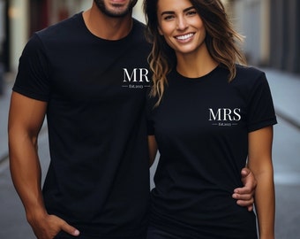 De heer mevrouw Est. Gepersonaliseerde datum T-shirt borstprint | Man en vrouw paren huwelijksreis T-shirt | Eindelijk bijpassende bruiloft Tee