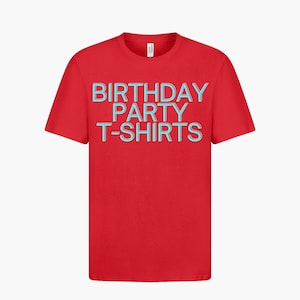 Pu&ograve; includere: Maglietta rossa con il testo "BIRTHDAY PARTY T-SHIRTS" in azzurro.